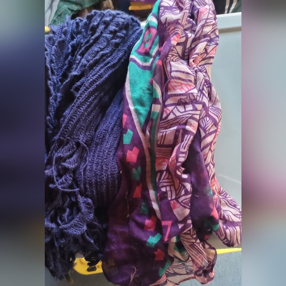 Bundle of scarves - Picture 3 of 4